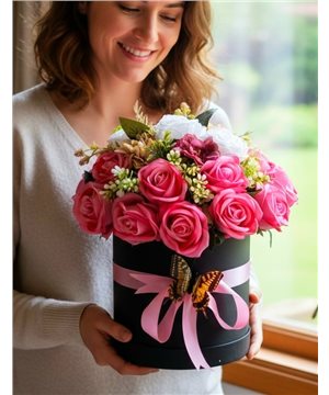 Kutuda Yapay Pembe Güller